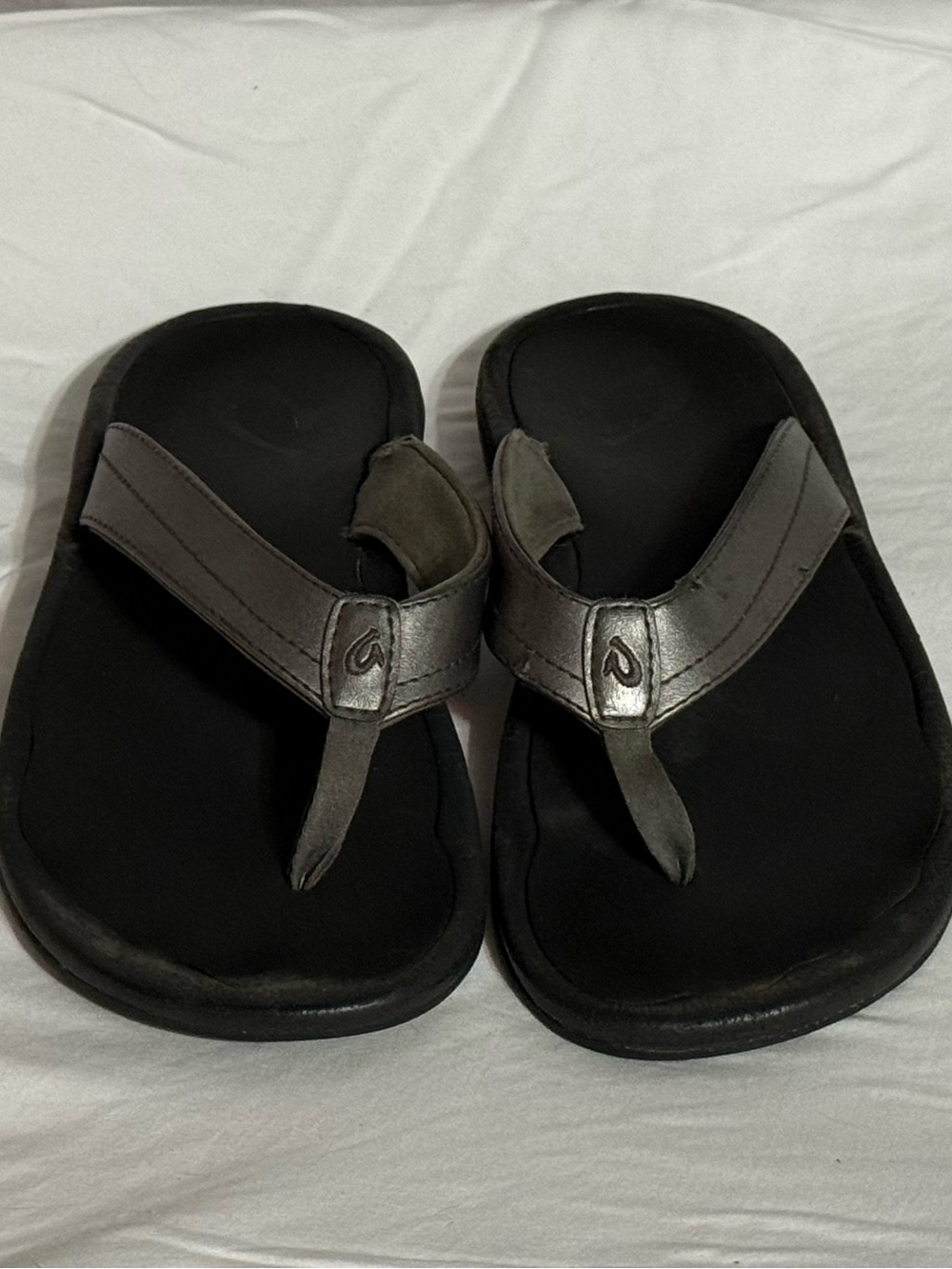 OluKai Ohana Pewter Black Flip Flop Sandals Women’s Size 6.5